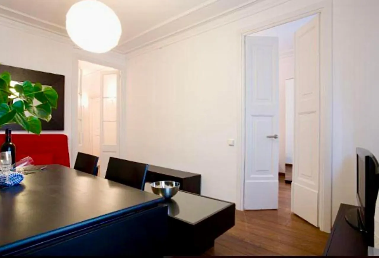 5-Bed Apartment In The Heart Of The City برشلونة